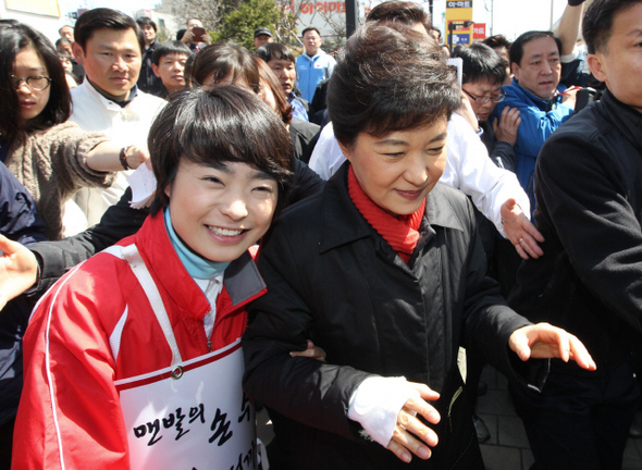 박근혜 새누리당 비상대책위원장(오른쪽)이 1일 오전 부산 사상구 괘법동 이파트 앞에서 열린 유세 뒤 이지역 손수조 후보와 함께 걸어나오고 있다.  부산/강창광 기자 chang@hani.co.kr