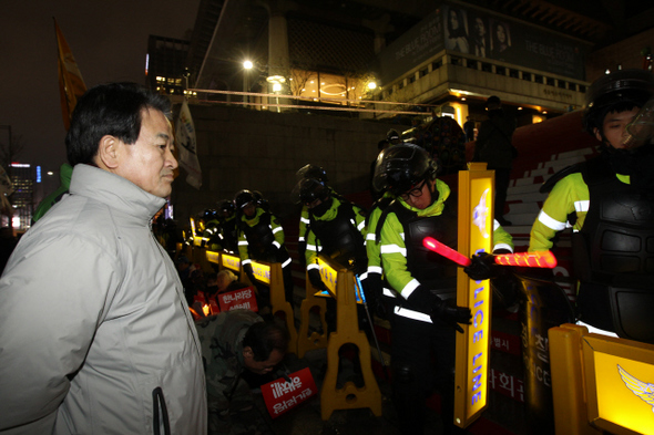 &raquo; 서울 강남을에 출마한 김종훈(위) 새누리당 후보와 정동영(아래) 민주통합당 후보는 한-미 자유무역협정(FTA) 재협상 문제가 쟁점으로 떠오른 2010년 하반기부터 국회 상임위(외교통상통일)에서 야당 상임위원과 정부 쪽 협상 책임자로 만나 협정의 절차와 실익 등을 놓고 날카롭게 충돌했다. 강남 ‘FTA 대전’의 승자는 누가 될까. <한겨레> 이정아 