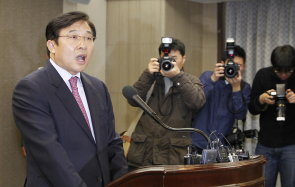 이명박 정부는 이제 기무사나 국정원이 과거처럼 정치 사찰을 할 수 없다는 사실을 알고 공직윤리지원관실과 같은 비밀 사찰조직을 만들어 운영하려 했던 것으로 보인다. 지난 3월20일 오후 서울 중구 태평로 프레스센터에서 열린 기자회견에서 이영호 전 청와대 고용노동비서관이 그동안의 의혹에 대해 거세게 부인하고 있다. <한겨레> 김정효