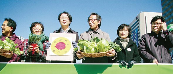 녹색당원들이 지난달 12일 서울 광화문에서 선거운동본부 출범식을 하면서 비례대표 후보 선출결과를 발표하고 있다. 녹색당 제공