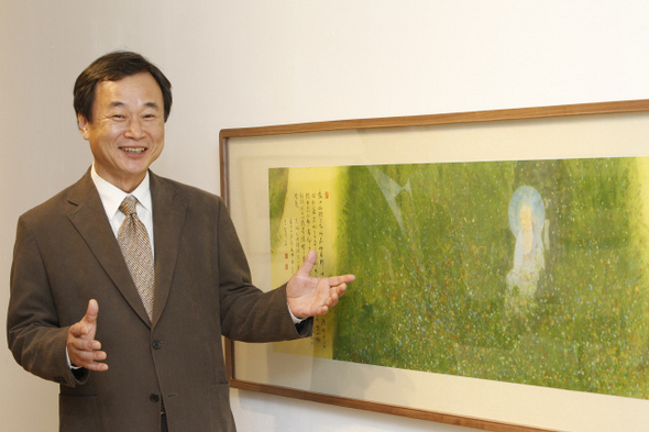 14년 만에 개인전을 연 진채불화의 대가 이태승 작가가 4일 오후 전시장에서 신작 <불일보조도>(佛日普照圖)에 대해 설명하고 있다.