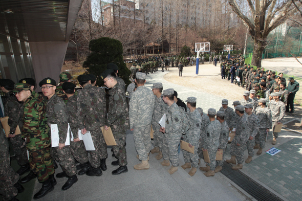 소중한 한표, 누굴 찍을까 19대 국회의원 선거 부재자 투표일인 5일 오전 서울 청파동 3가 선린 인터넷고등학교에 마련된 투표소를 찾은 장병들이 투표를 하기 위해 줄을 서서 기다리고 있다. 
 신소영 기자 viator@hani.co.kr