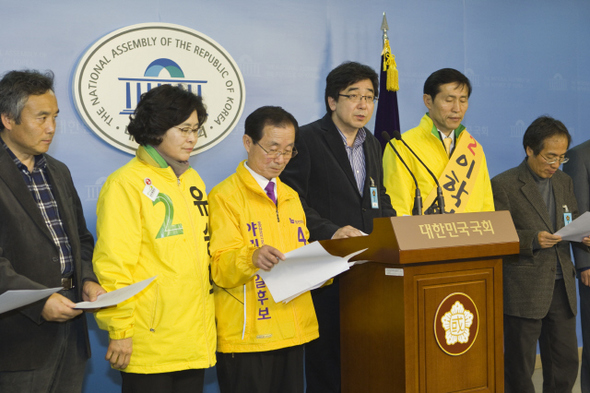 유종일 민주통합당 경제민주화특별위원회 위원장(한국개발연구원 국제정책대학원 교수·오른쪽 셋째), 선대인 세금혁명당 대표, 서해성 작가 등 진보개혁 성향의 인사 11명이 3월30일 국회 정론관에서 기자회견을 열어, 4·11 총선에서 경제민주화 실현에 도움이 될 후보들을 지원하기 위한 ‘구구팔팔응원단’ 결성을 선언하고 지원 대상 후보 20명의 명단을 발표하고 있다.  박승화