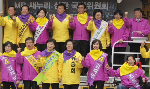 &raquo; 공동선거대책위원회를 꾸린 민주통합당과 통합진보당 지도부가 서울 광화문광장에서 필승 결의를 다지는 모습. <한겨레> 이정우