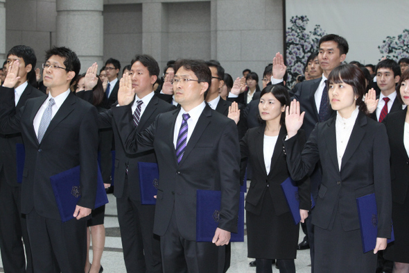 9일 오전 서울 서초동 대법원에서 열린 신임 재판연구원 임명식에서 법학 전문대학원(로스쿨) 출신 재판연구원들이 임명을 받은 뒤 선서를 하고 있다. 
 김태형 기자 xogud555@hani.co.kr