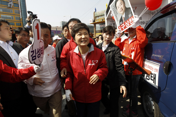 박근혜 새누리당 비상대책위원장이 9일 오후 서울 강서구 가양동 발산역 앞에서 강서구갑ㆍ을 지역구에 출마한 구상찬ㆍ김성태 후보 지원유세를 하고 있다.  김명진 기자 littleprince@hani.co.kr