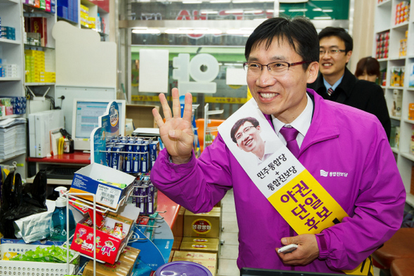 이상규 통합진보당 후보가 지난달 30일 오후 서울 관악구 난향동 일대 상가를 찾아 시민들에게 지지를 호소하고 있다. 뉴스1