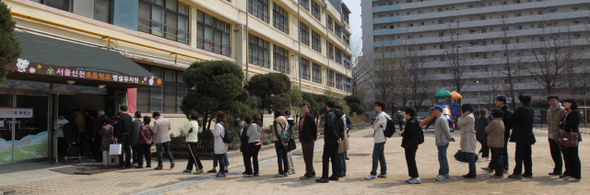 제19대 국회의원 선거일인 11일 오후 서울 송파구 신천초등학교에 마련된 투표소에서 유권자들이 길게 줄을 선 채 투표할 차례를 기다리고 있다.  신소영 기자 viator@hani.co.kr