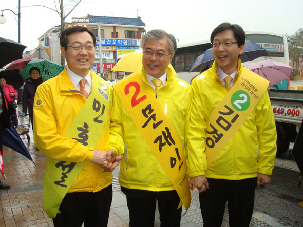 문재인 상임고문과 함께한 민홍철(왼쪽), 김경수(오른쪽) 후보.  민 후보는 경남 유일의 민주당 당선자가 됐다. 사진 한겨레