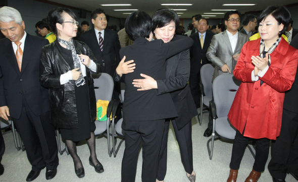 박선숙 민주통합당 선거대책본부장(앞줄 뒷모습)이 12일 오전 서울 영등포 당사에서 열린 선거대책본부 해단식에서 남윤인순 비례대표 당선자와 포옹하고 있다.  이정우 선임기자 woo@hani.co.kr