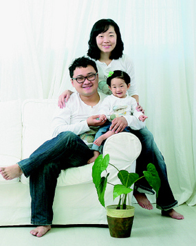밀당 고수인 딸 소이의 돌을 맞아 카메라 앞에 선 박만규씨 가족.