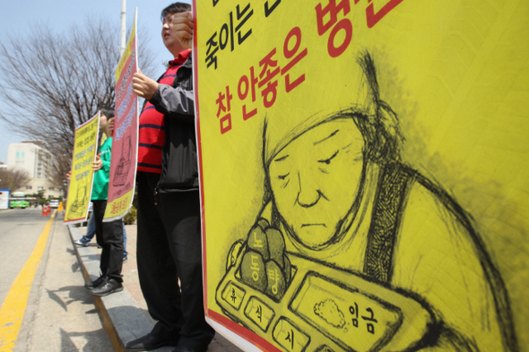 서울 도봉구 한일병원 식당 노동자들이 지난 10일부터 고용승계 보장을 요구하며 병원 본관 로비 점거농성을 벌이는 가운데 15일 낮 병원 앞에서 서울일반노조 조합원들이 식당 노동자 정리해고 반대 집회를 열고 있다.  김태형 기자 xogud555@hani.co.kr