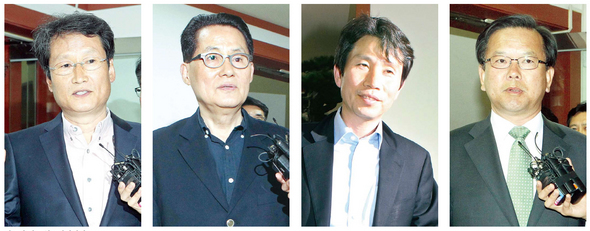민주통합당 최고위원들이 15일 저녁 서울 영등포 당사에서 열린 최고위원회의에 참석하기 위해 한 사람씩 도착해 기자들의 질문에 답하고 있다. 왼쪽부터 문성근, 박지원, 이인영, 김부겸 최고위원. 이정우 선임기자 <A href=”mailto:woo@hani.co.kr”>woo@hani.co.kr</A>