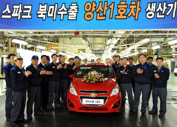 17일 한국지엠(GM)의 경남 창원공장에서 북미 수출용 쉐보레 스파크 1호차의 생산 기념식이 열린 가운데, 조태훈 창원본부장(오른쪽에서 두번째) 등 임직원들이 박수를 치고 있다. 한국지엠 제공