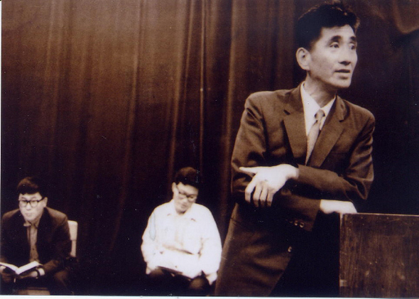 1960년대초 고 김수영 시인이 서울대에서 강연하는 모습. 현대시연구회에서 처음 발굴해 공개했다.
