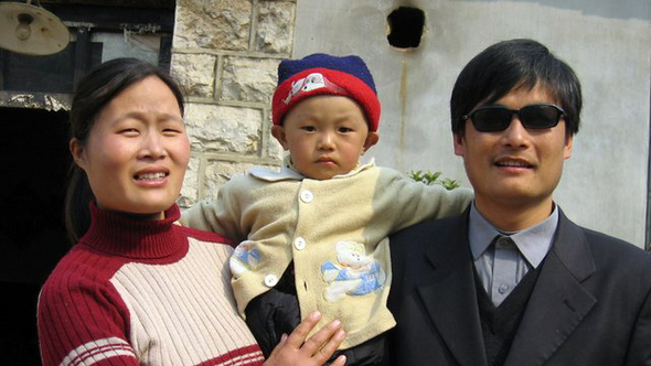 중국의 시각장애인 인권변호사 천광청(오른쪽)이 아내와 아이와 함께 있는 모습. 중국 인권단체 차이나에이드가 제공한 이 사진의 시점은 알려지지 않았다.