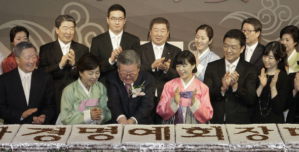 구자경 엘지(LG)그룹 명예회장의 미수(88살) 생일잔치가 지난 24일 서울 코엑스 인터컨티넨탈 호텔에서 열렸다. 맏아들인 구본무 엘지그룹 회장을 비롯한 범엘지가 100여명의 친지가 모였다. 