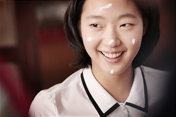영화 ‘은교’에서 70살 노인 이적요(박해일)의 청춘과 사랑에 대한 그리움을 촉발시키는 은교 역의 김고은. 영화 장면.