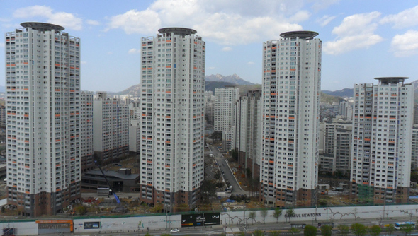침체의 골이 깊은 수도권 아파트 시장에서도 지역개발, 교통, 학교, 산업시설 등 호재를 갖고 있는 동네의 미분양 단지는 실수요자들이 긴 안목에서 관심을 가져볼 만한 곳으로 꼽힌다. 오는 10월 입주를 앞두고 있는 서울 북가좌동 가재울 뉴타운 3구역.
삼성물산 건설부문 제공