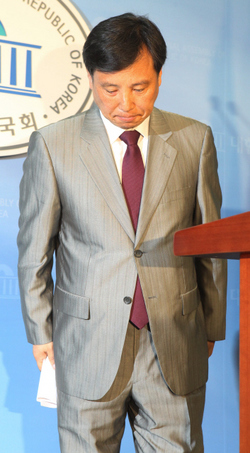 민주노총 위원장 출신인 조준호 통합진보당 공동대표가 2일 오전 국회 정론관에서 비례대표 경선 부정의혹에 대한 조사 결과를 발표한 뒤 굳은 표정으로 회견장을 나서고 있다.  이정우 선임기자 woo@hani.co.kr