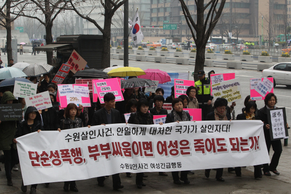 지난달 10일 서울 세종로 광화문 네거리에서 전국가정폭력상담소협의회, 한국여성단체연합 등으로 꾸려진 ‘수원살인사건 여성긴급행동’ 참가자들이 수원 20대 여성 납치·살해 사건에 대한 경찰의 안이한 대처를 규탄하고 있다.  김태형 기자 xogud555@hani.co.kr