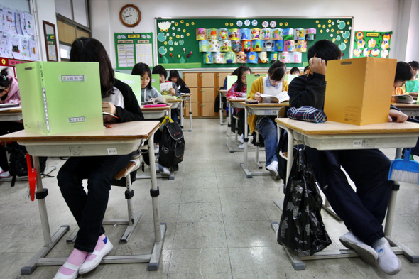 학교 시험에서 문제 풀이에 열중하는 학생들. 그러나 시험이 끝난 다음 오답을 정리하는 것은 시험을 잘 보는 것 못지않게 중요하다.  김명진 기자 littleprince@hani.co.kr