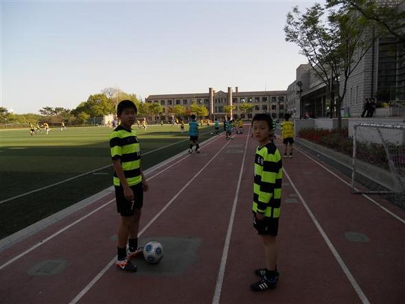 서울 공릉중 축구부 김지호(왼쪽)군과 김은중(오른쪽)군이 훈련을 하고 있다.