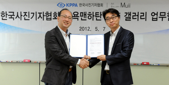 한국사진기자협회(회장 김정근·왼쪽)와 뉴욕 맨해튼의 무이 갤러리(대표 김재현·오른쪽)는 7일 서울 경운동 영진사이버대 강의실에서 전·현직 사진기자의 사진전시회 협력을 위한 양해각서를 교환했다. 무이 갤러리는 해마다 한국보도사진전을 뉴욕에서 열고 회원들의 개인전도 주선하기로 했다.