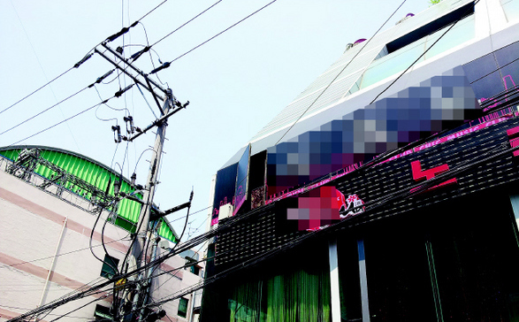 부산 ㅅ노래주점이 불법 개조한 1번 방(점선 안) 창문 바깥에 설치돼 있어야 할 접이식 사다리가 보이지 않는다.