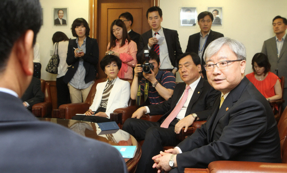 김석동 금융위원장(오른쪽)이 9일 오전 서울 여의도 금융위원회를 항의 방문한 박병석 민주통합당 저축은행진상조사위원장(왼쪽 뒷모습)과 위원들의 질책성 질의를 들은 뒤 답변하고 있다.  이정우 선임기자 woo@hani.co.kr