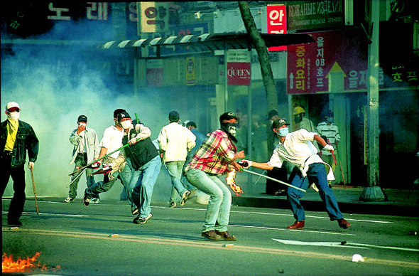 1980년대 대학가의 시위. 질풍노도의 1980년대, 당파성이란 말은 오히려 많은 젊은이들을 가슴 뛰게 했다.  
 <한겨레> 자료사진