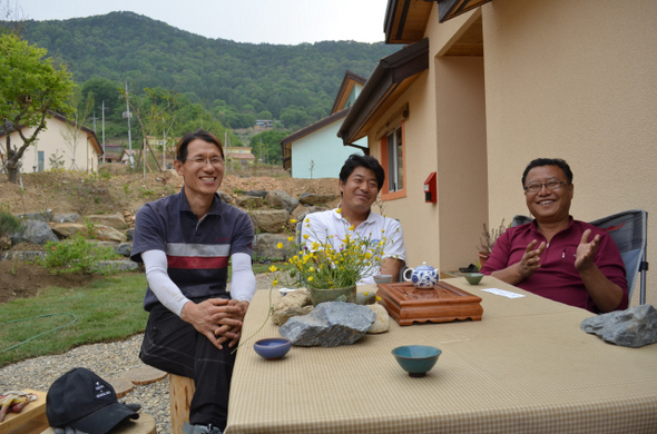 충북 괴산군 칠성면 미루마을의 청년 3인방 현창곤(왼쪽부터)·강준희·전희수씨가 8일 오후 강씨 집 마당 카페에서 만나 이야기하고 있다. 인하대 85학번 동기인 이들은 도시생활을 접고 이곳에서 공동체 마을을 키워나가고 있다.