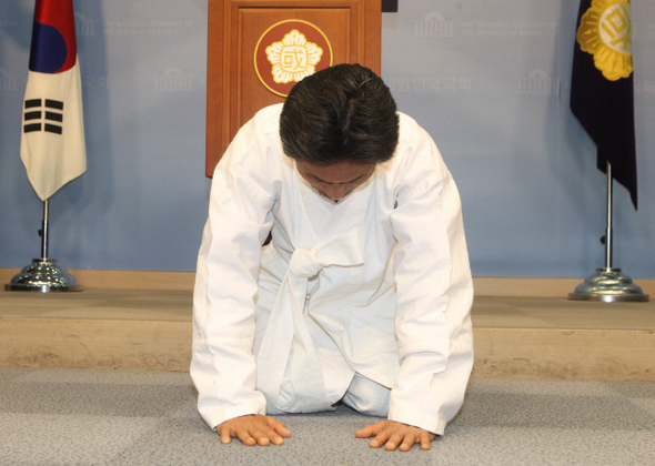 강기갑 “사죄하는 마음으로” - 통합진보당 혁신비상대책위원장을 맡은 강기갑 의원이 14일 오후 서울 여의도 국회 정론관에서 당의 선거부정 의혹과 이를 처리하는 과정에서의 폭력사태 등에 대해 석고대죄하는 심정으로 국민들에게 큰절을 하고 있다.  이정우 선임기자 woo@hani.co.kr