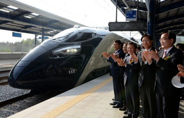 고속열차 케이티엑스(KTX)의 뒤를 이을 차세대 고속열차 ‘해무’(HEMU-430X)가 16일 오후 경남 창원중앙역사에서 공개되자 권도엽 국토해양부 장관(오른쪽 셋째) 등 참석자들이 손뼉을 치고 있다. ‘해무’는 최고 시속 430㎞에 이르며, 세계 4번째로 빠른 열차다. 국토해양부 제공