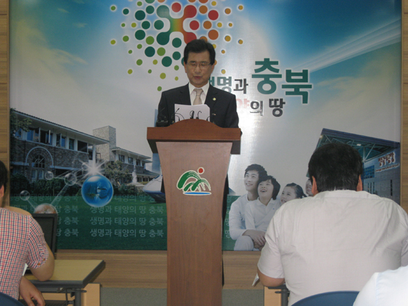 이시종 충북지사가 17일 충북도청에서 맹형규 행정안전부 장관의 청주·청원 통합 관련 청원군민 주민투표 실시 요구를 발표하고 있다.