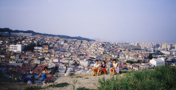 재개발로 인해 철거되기 전인 1986년께 사진으로 담은 서울 사당동 ‘불량주거지’의 모습. 조은 동국대 교수는 이때 여기서 만난 정금선 할머니 가족과 25년 동안 만나며 가난에 대한 연구를 진행하고, 그 속에서 ‘새로운 사회학’을 고민해왔다. 또하나의문화 제공