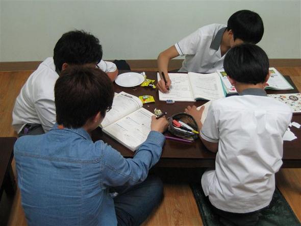 지난 16일 연북중학교에서 학생들이 대학생 멘토와 함께 수학 문제를 풀고 있다.  정종법 기자