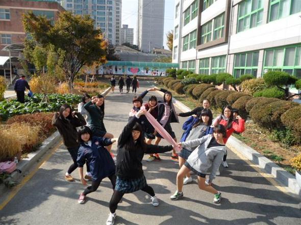 경기도 의정부여자중학교 학생들이 발랄한 모습으로 자세를 취하고 있다.  의정부여자중학교 제공