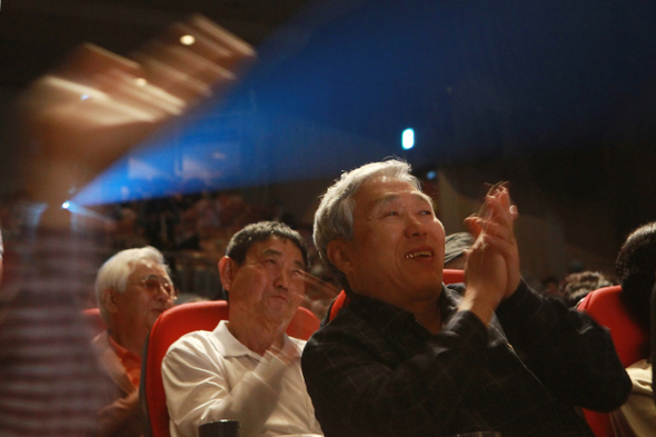 서울 서대문구 미근동 노인전용극장 ‘서대문아트홀’의 폐관을 앞둔 20일, 마지막 공연을 보러온 노인들이 초대가수의 노래에 맞춰 손뼉을 치고 있다. 이정아 기자 <A href="mailto:leej@hani.co.kr">leej@hani.co.kr</A>