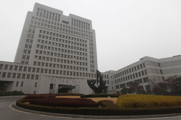 서울 서초동 대법원 건물. 대법관 14명이 한국 사회의 방향을 ‘사법적으로’ 결정하는 장소다. 이곳이 ‘반대자’ 없는 ‘만장일치’를 요구한다면, 우리는 어떻게 대응해야 할까.