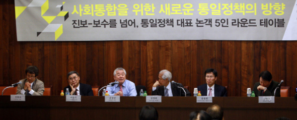 진보·보수 진영의 통일 정책 전문가 5명이 지난 18일 오후 서울 여의도 국회도서관 소회의실에서 ‘사회통합을 위한 새로운 통일·외교·안보 정책 방향’ 토론회에서 열띤 논의를 벌였다. 왼쪽부터 강태호 <한겨레> 기자, 이종석 세종연구소 수석연구위원(통일부 전 장관), 문정인 연세대 교수(전 동북아시대위원장), 김영희 <중앙일보> 대기자, 윤영관 서울대 교수(외교통상부 전 장관), 김태우 통일연구원장.  이정아 기자 leej@hani.co.kr