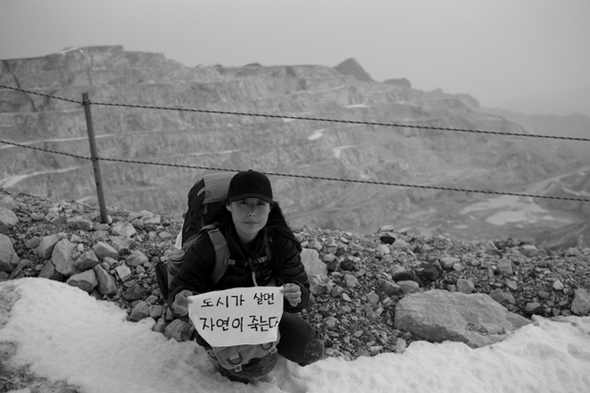 이곳에서 할 수 있는 일은 많지 않다. 우리가 죄인임을 아는 것이 중요했다. 필요한 만큼만 썼다면 이런 파괴는 없었음이 분명하다. 소비의 블랙홀인 도시는 이곳에선 다름아닌 ‘죄인‘이다. 지금의 도시를 다른 형태로 바꾸지 않는 한 이 파괴는 멈출 수 없다.