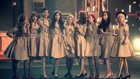 바바리코트를 걸친 성숙한 모습의 소녀시대. 자료사진