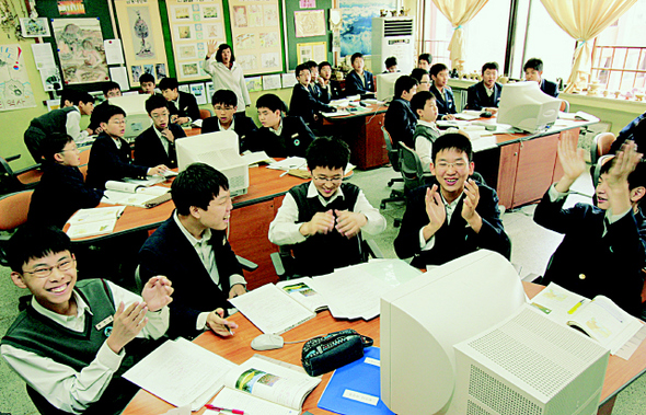 한 중학교 사회 수업에서 학생들이 모둠 토론을 하는 모습이다. 교육청 등에서는 이런 방식의 학생 참여형 수업과 여기에 맞는 평가를 권장하고 있지만 아직도 교육 현장에서는 문제풀이 위주의 강의식 수업과 평가가 많이 이루어진다.  김진수 기자