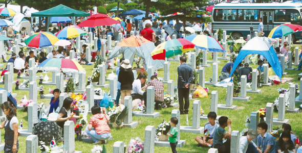 제57회 현충일인 6일 오전 서울 동작동 국립서울현충원 묘역에서 유족들이 참배하고 있다. 
김태형 기자 <A href="mailto:xogud555@hani.co.kr">xogud555@hani.co.kr</A>