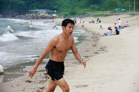 홍상수 감독의 새 영화 <다른 나라에서>의 한 장면.