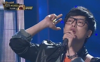 지난 3일 <문화방송>의 <나는 가수다2>에 출연한 밴드 국카스텐의 보컬 하현우가 ‘한 잔의 추억’을 노래하고 있다.  <문화방송> 화면 갈무리