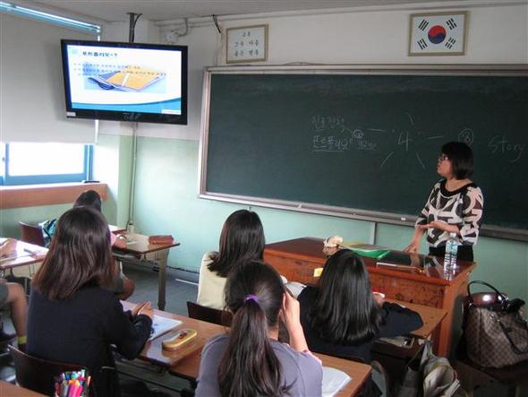 동대부여중에서 학생들이 진로·진학포트폴리오 수업을 듣고 있다. 
