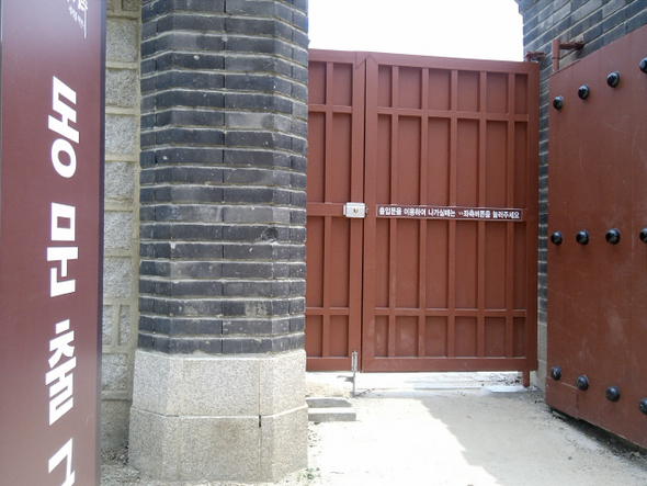 전북 전주 경기전이 유료화하면서 동문과 서문 통행을 제한했다. 12일 동문에 달린 버튼을 눌러도 빡빡해 문이 잘 열리지 않았다.