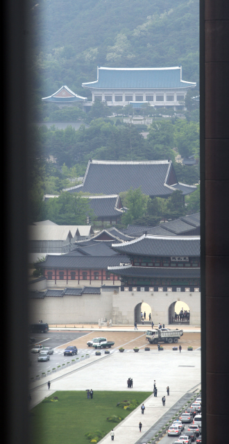 서울 세종로의 한 고층빌딩 창문 틈으로 광화문 너머 청와대가 보인다.  강창광 기자 chang@hani.co.kr